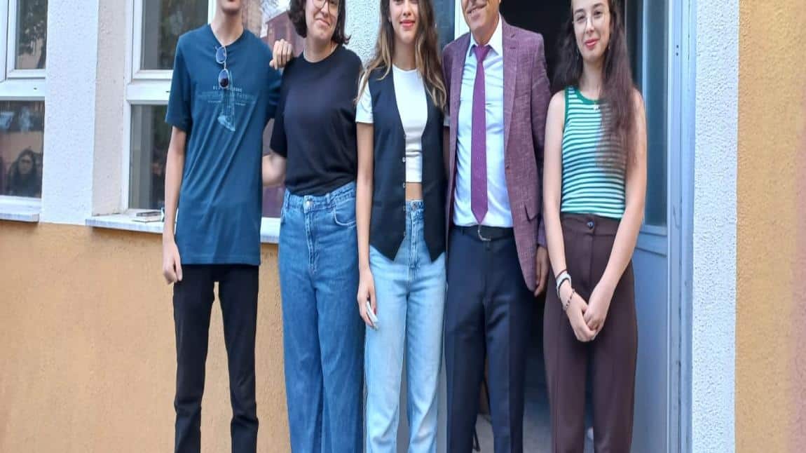 KEMAL PİRECİ ANADOLU LİSESİ OKUL AÇILIŞ TÖRENİNDE ÜNİVERSİTE SINAVINDA BAŞARILI ÖĞRENCİLERİMİZİ ÖDÜLLENDİRDİ